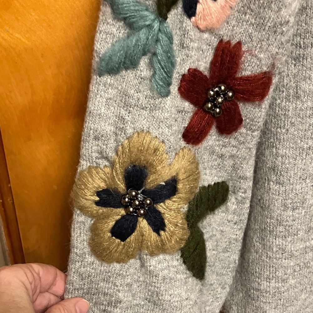 VINTAGE CONCEPT. Gray Sweater with Colorful Floral Accents. Size M. PRETTY! - Picture 4 of 10